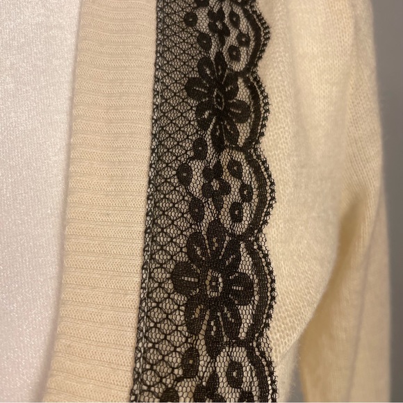 Elegant cream Carthaginian with black lace detailing on front. - Picture 3 of 5
